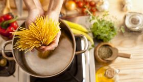 Caro bollette, il trucco dei fuochi spenti per risparmiare in cucina