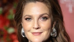 Drew Barrymore, la sua maschera viso preferita è il regalo perfetto di Natale. Costa meno di 10 euro