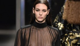 Vittoria Ceretti, il “miglior  (nude) look di sempre” in passerella