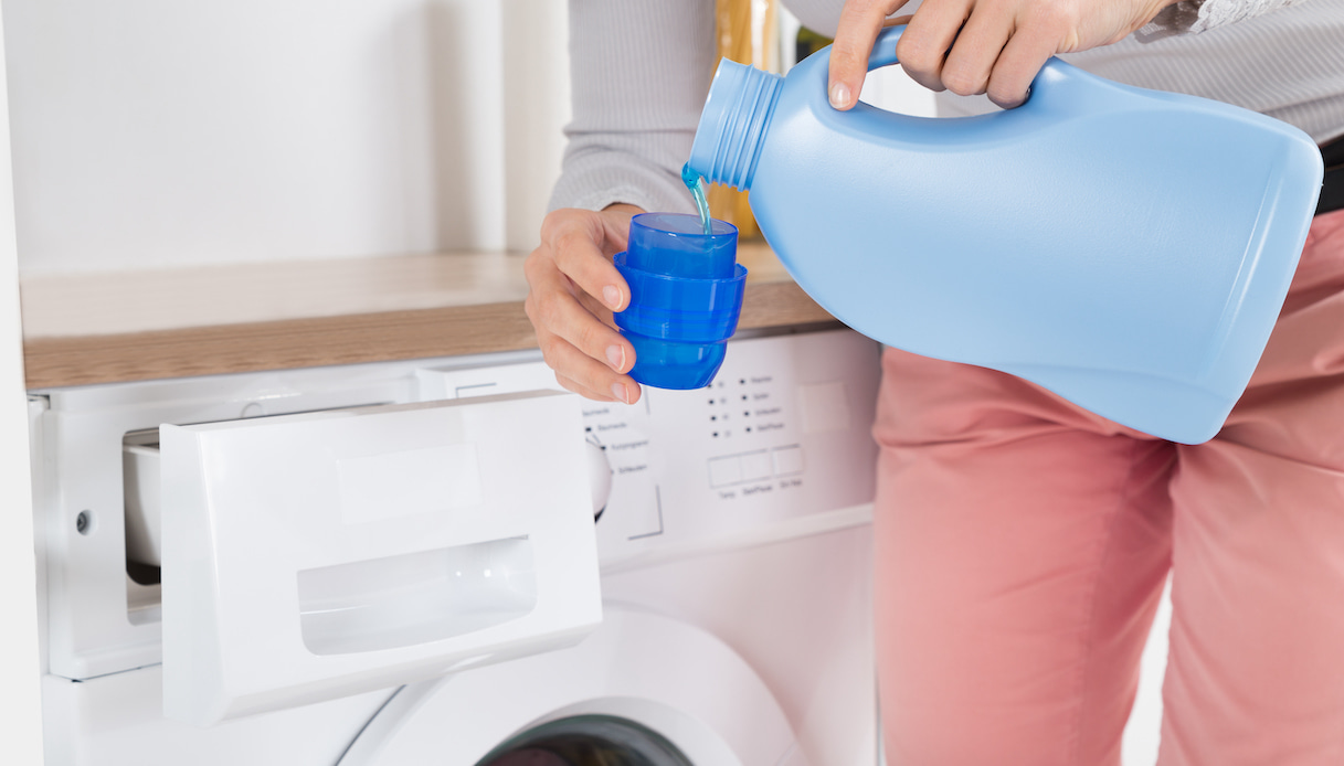 Lavatrice, quanto detersivo mettere e cosa accade se ne usi troppo