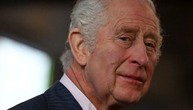 Re Carlo infrange la tradizione: il gesto verso la sua famiglia che non piace agli inglesi