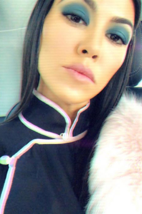 Kourtney Kardashian trucco washed denim