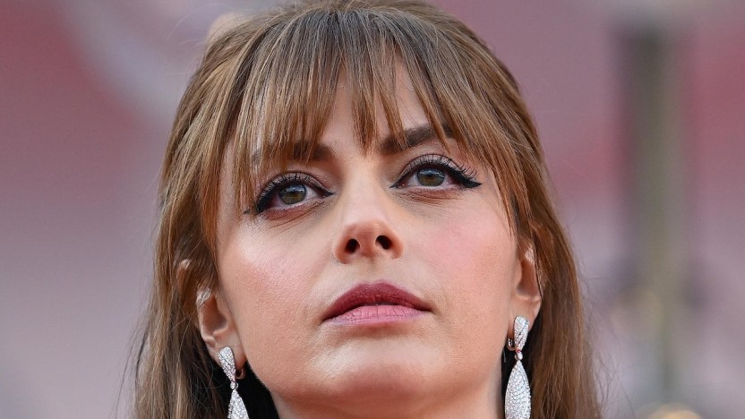 Annalisa ad “Amici” gioca con il look audace: mixa pelle, vernice e blazer oversize