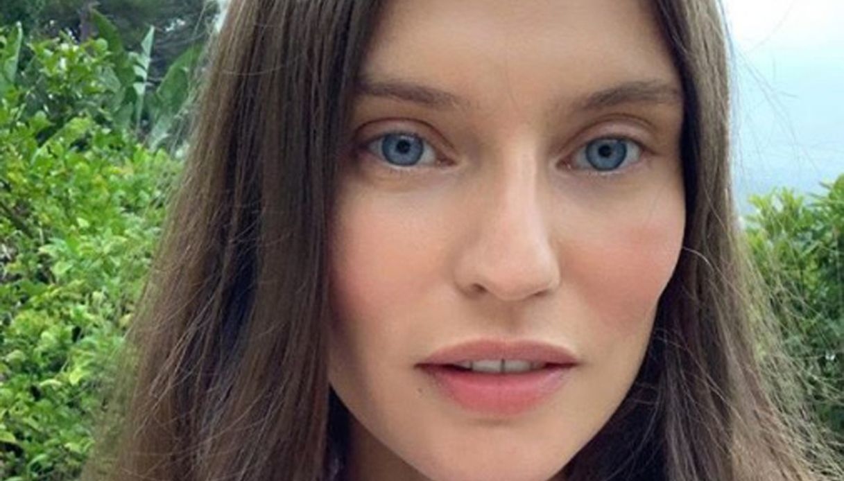 Bianca Balti: “Vivevo nella paura”. Come ha affrontato il ricovero per la mastectomia