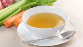 Chiarificare il brodo: i trucchi semplici, dall’uovo al filtraggio