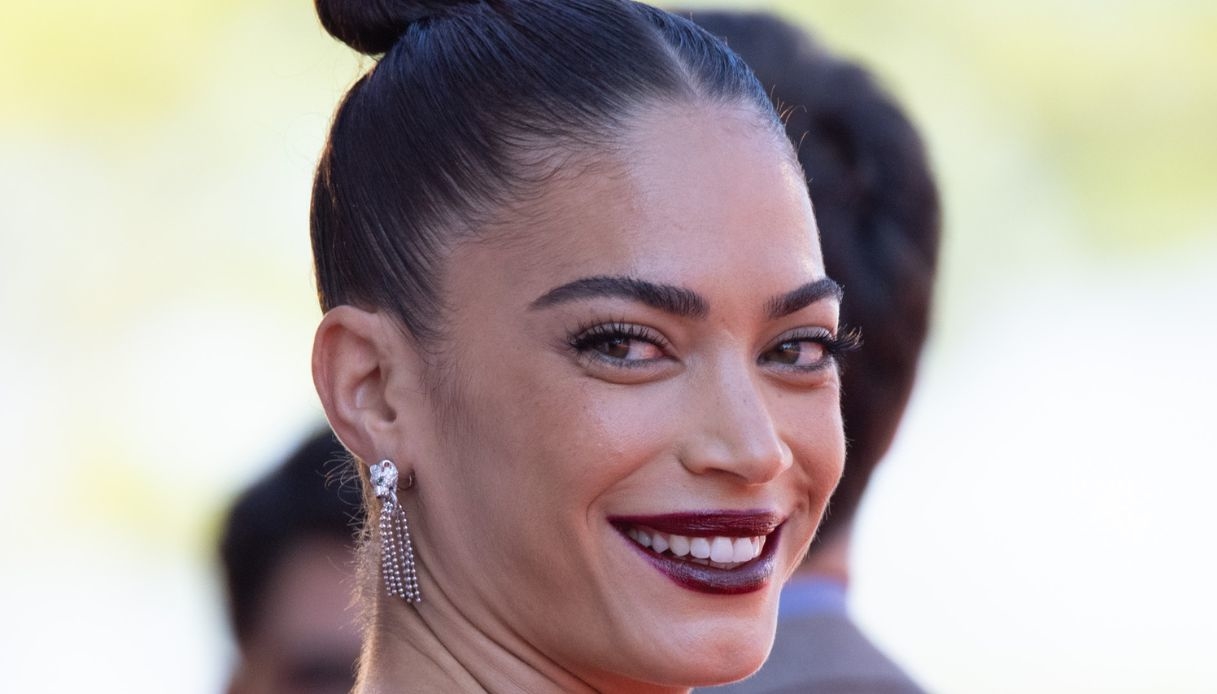 Sanremo Giovani, Elodie emozionata. Look in pelle con frange e top scoperto