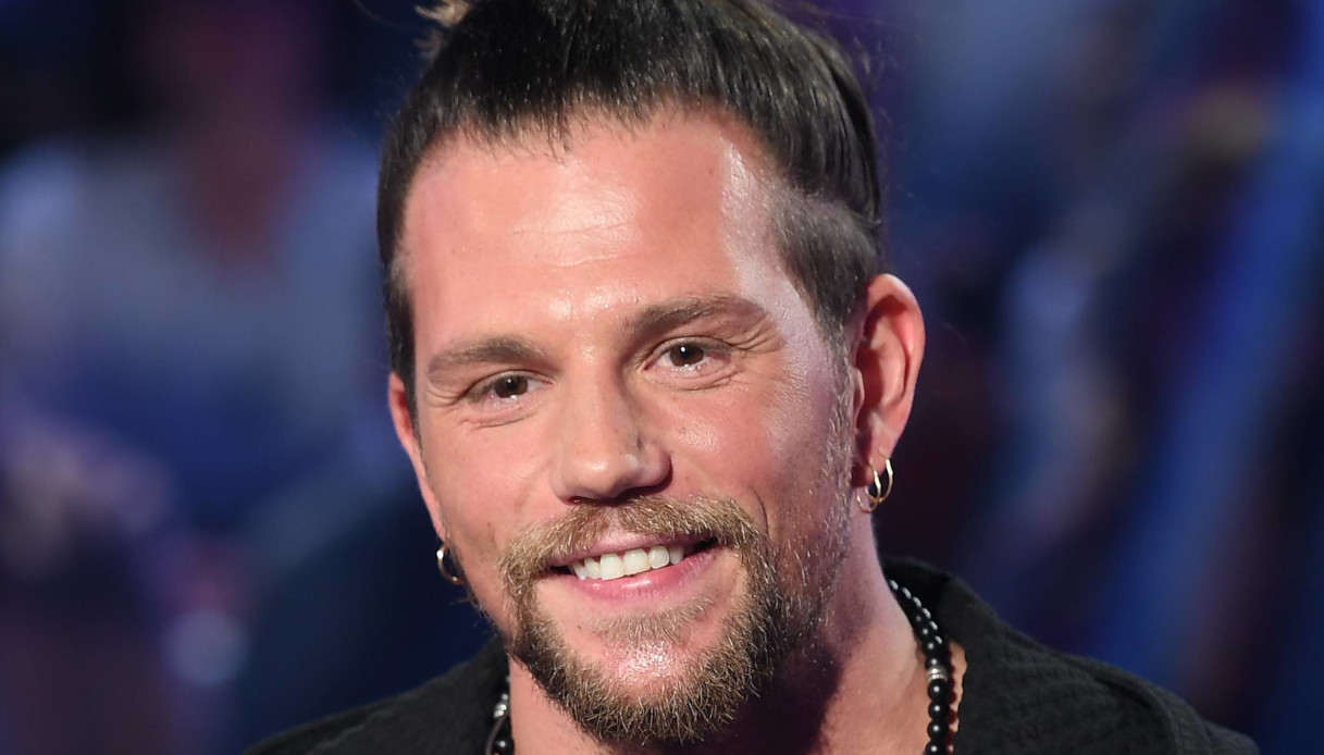 Enrico Nigiotti papà: la foto del pancione su Instagram (con gli auguri di Emma)