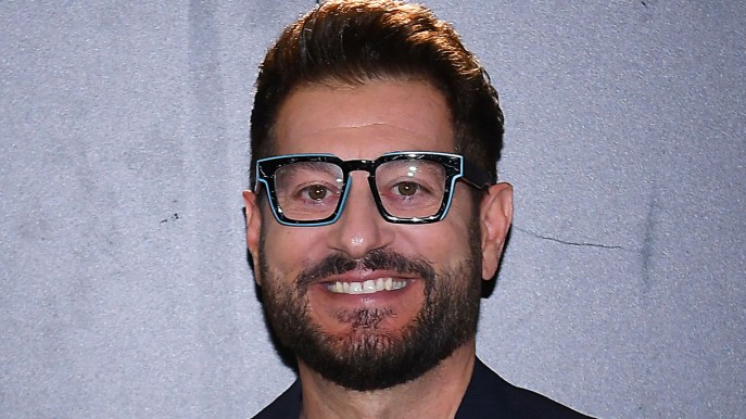 “Addio Enrico Papi”, la notizia diventa virale ma è una bufala