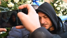 Folla ai funerali di Sinisa Mihajlovic: Totti, Gianni Morandi e gli altri Vip per l’ultimo saluto