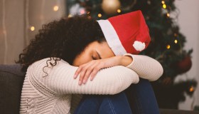 Holiday Blues: i consigli per prendersi cura di sé durante le feste di Natale e Capodanno