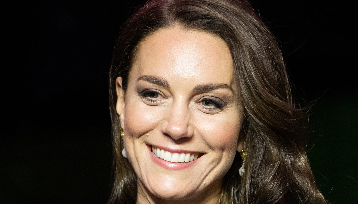 Kate Middleton brilla con la giacca da 455 euro e ignora Harry e Meghan Markle