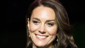 Kate Middleton brilla con la giacca da 455 euro e ignora Harry e Meghan Markle