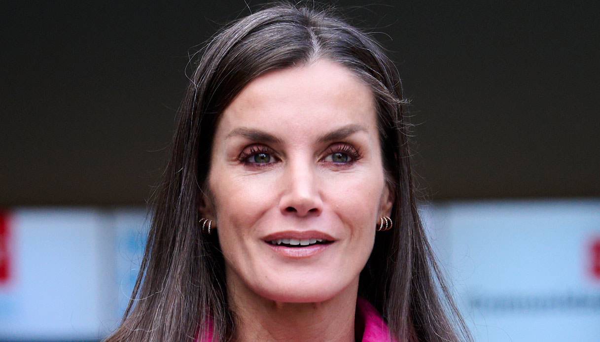 Letizia di Spagna, Barbie girl a 50 anni: solo lei se lo può permettere così