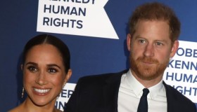 Meghan, abito bianco e spalle scoperte: Harry ha occhi solo per lei. Ma è polemica