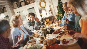 Ecco come rispondere a tutte le domande (imbarazzanti) dei parenti al pranzo di Natale