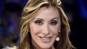 A 54 anni batte tutte e ci ispira per Capodanno: la tutina di pizzo di Sabrina Salerno
