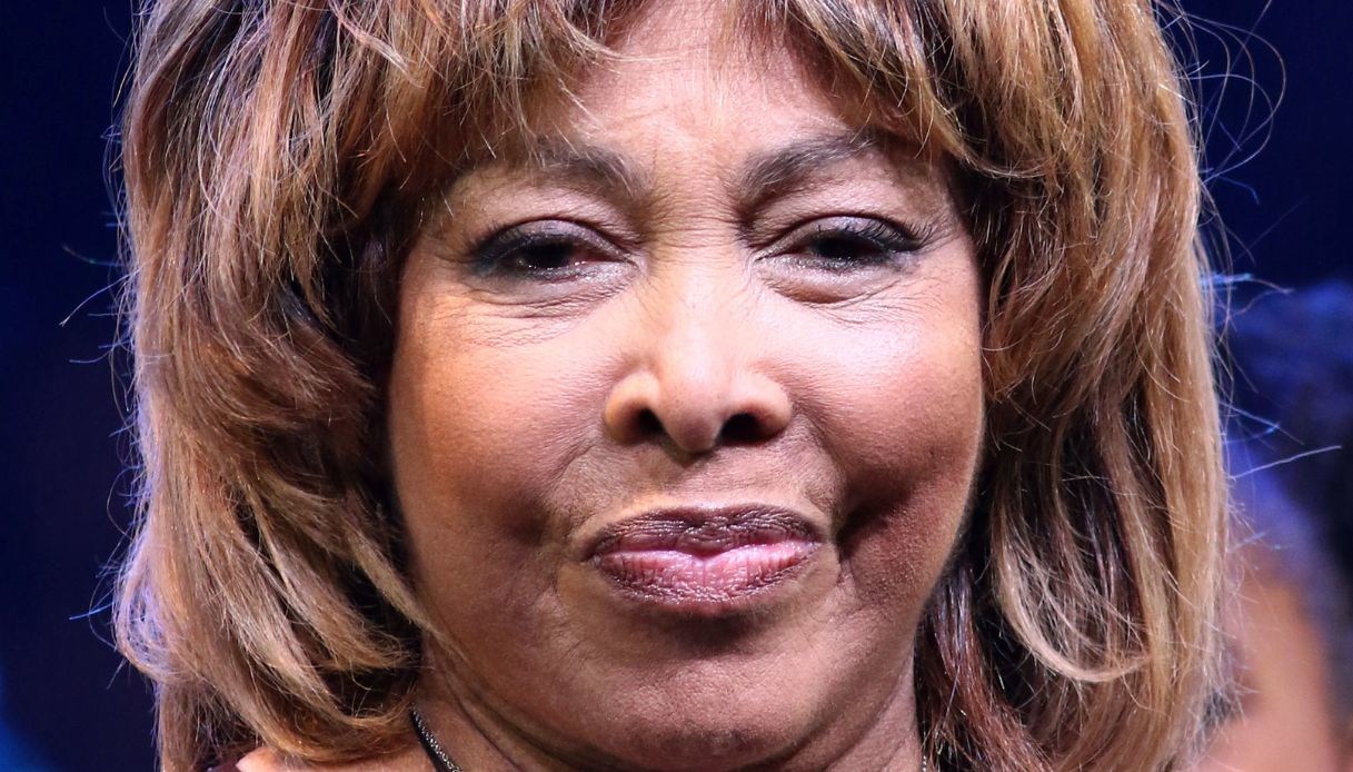 Tina Turner, il dolore per Ronnie su Instagram: “Chiudo gli occhi e ti penso”
