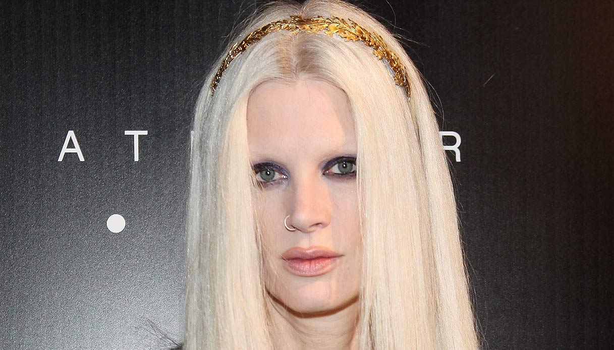 La top Kristen McMenamy cade dai tacchi alla sfilata di Valentino e sbotta