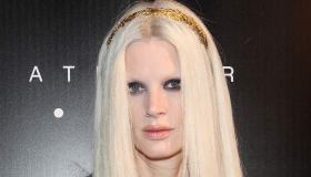 La top Kristen McMenamy cade dai tacchi alla sfilata di Valentino e sbotta