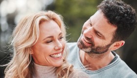 Sto con un uomo più giovane e tutti mi criticano