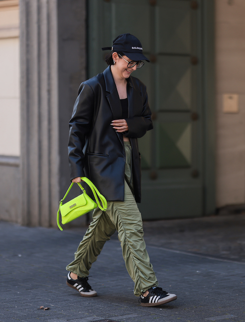 Parachute pants: come abbinarli e indossarli per essere cool