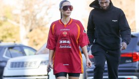 Kim giallorossa: la t-shirt diventa tendenza e scatena l’ironia della Lazio