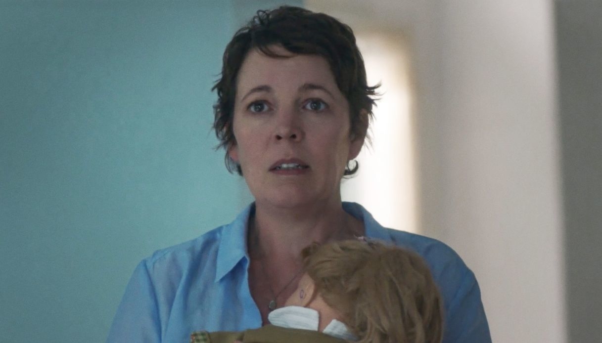 Olivia Coleman in una scena del film La figlia oscura