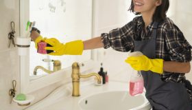 Come pulire bene gli specchi: i trucchi per togliere gli aloni