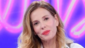 “Boomerissima”, Alessia Marcuzzi si scatena tra frange e paillettes. Ma piovono critiche