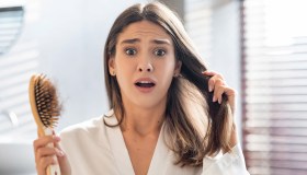 Alopecia femminile: cos’è, come si manifesta e come diagnosticarla. Parla l’esperto