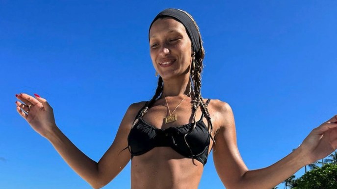 Micro bikini e treccine: Bella Hadid anticipa l’estate (ed è stupenda)