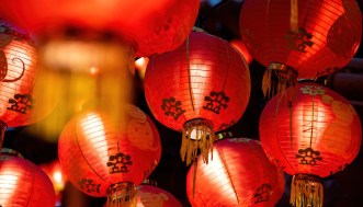 Perché il trend TikTok “Stay At Home Girlfriend” è problematico