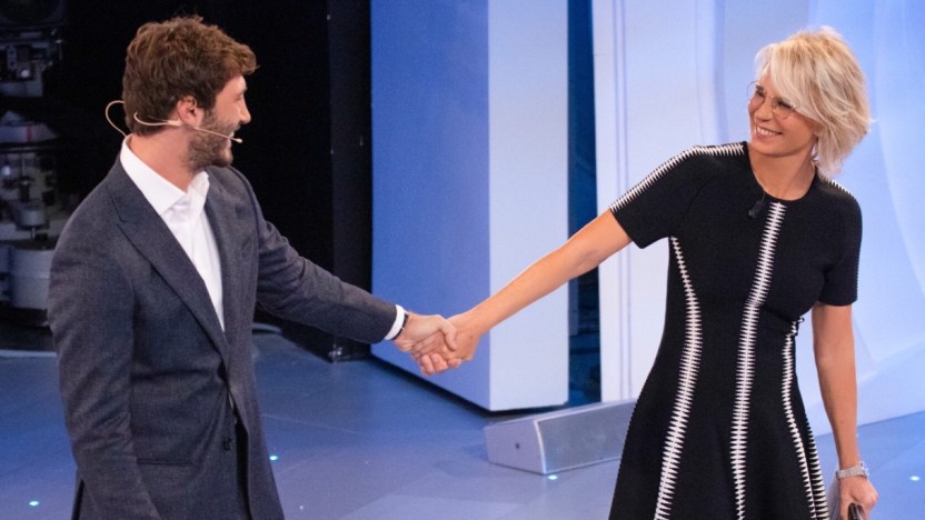 “C’è Posta per Te”, Maria De Filippi osa con l’abito grafico: De Martino non trattiene l’emozione