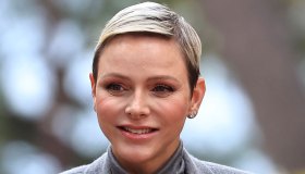 Charlene di Monaco, gonna scamosciata e giacca con difetto. Alberto preoccupa