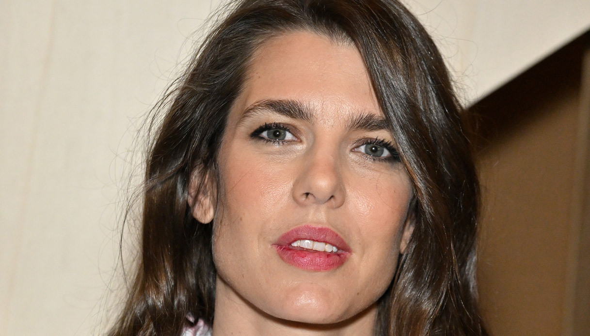 Charlotte Casiraghi incinta, è magnifica: dal tailleur rosa spunta il pancino