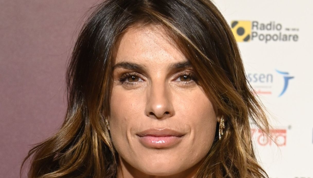 Elisabetta Canalis, look casual e pancia scoperta. Ma non sfugge un dettaglio