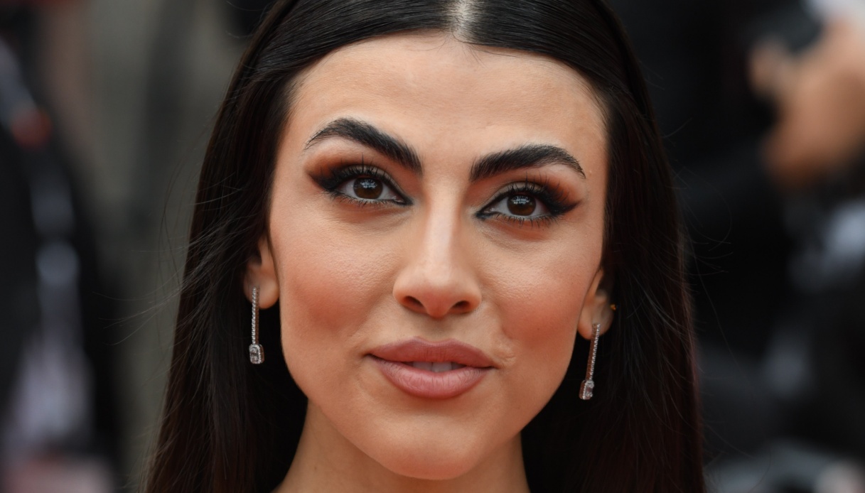 Giulia Salemi sensuale dark lady: il 2023 del “GF Vip” inizia all’insegna dello stile