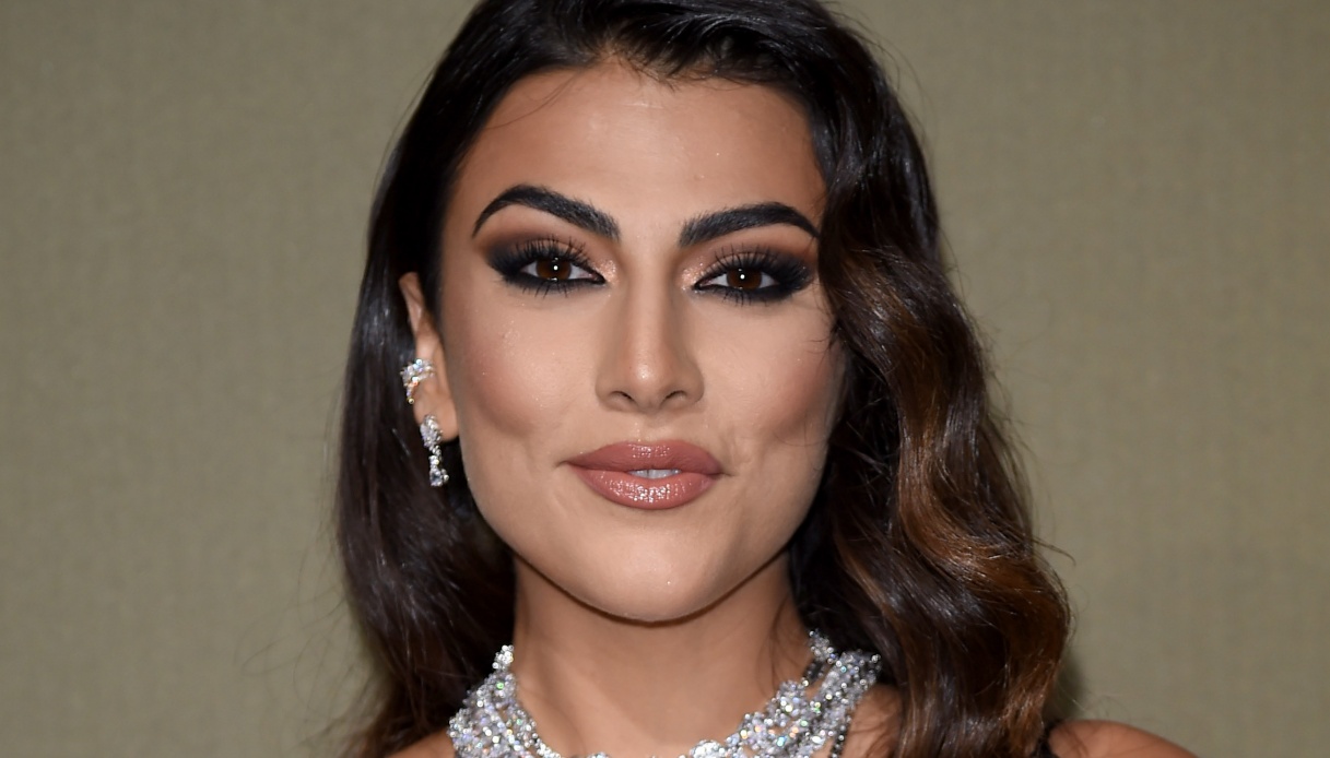 Giulia Salemi in total white al “GF Vip”: osa con le maxi zeppe (e non sbaglia)