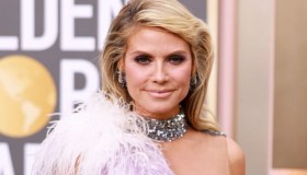 Heidi Klum, look “rischioso” ai “Golden Globes”: mini dress con piume e paillettes