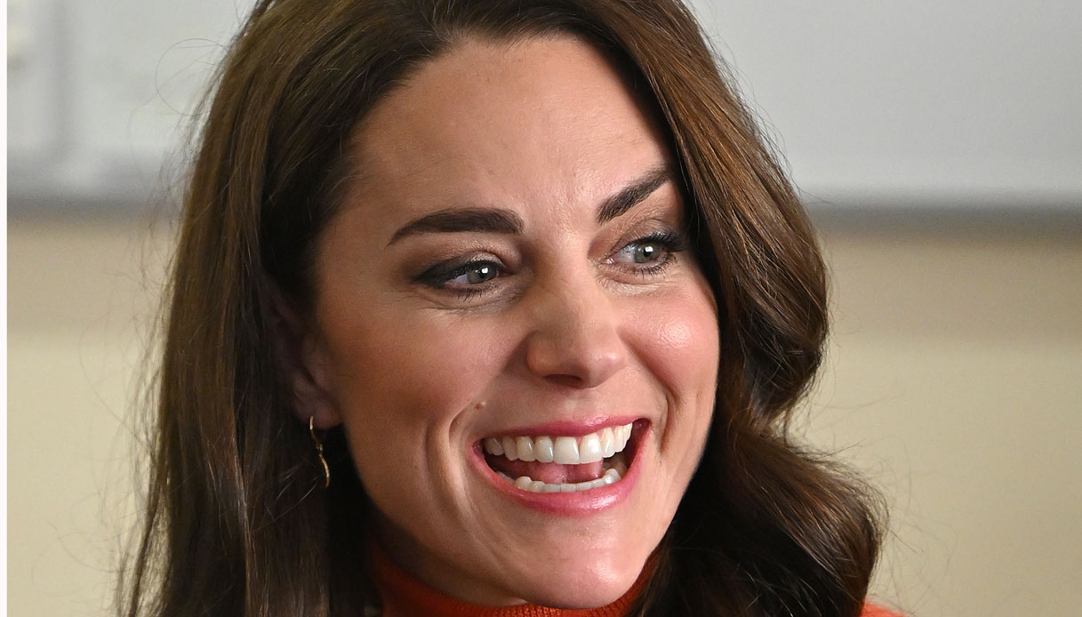 Kate Middleton, look vitaminico da 2.230 euro e sorrisi. “Harry è solo un ottuso”