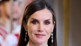 Letizia di Spagna esclusiva, la maxi gonna rosa è un incanto. Ma qualcuno la ignora