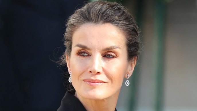 Letizia di Spagna, cappotto-gioiello ai funerali. Ma pesano due importanti assenze