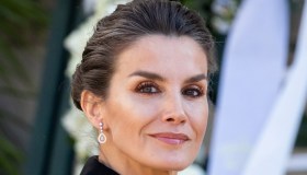 Letizia di Spagna, anche con gli orecchini tempestati di diamanti non azzecca il look