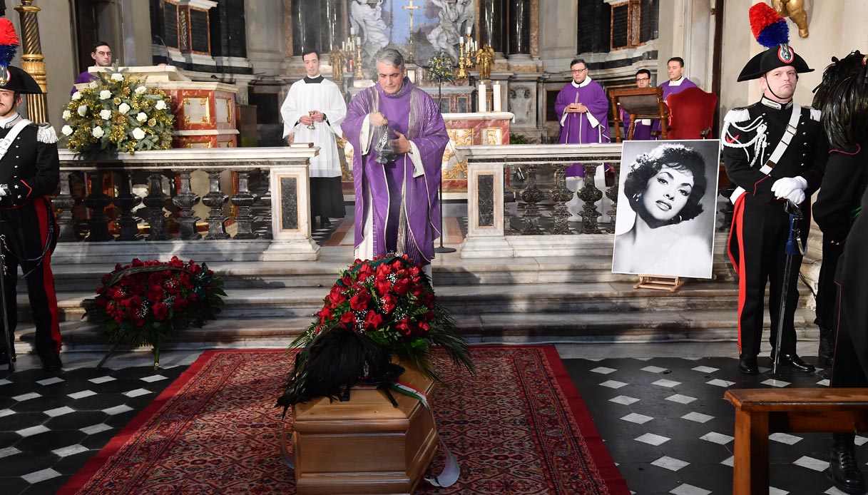 Funerali Gina Lollobrigida, insulti e caos: lei non meritava tutto questo