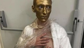 Maggie, la modella che allatta a bordo passerella è l’inno alla vita di cui avevamo bisogno