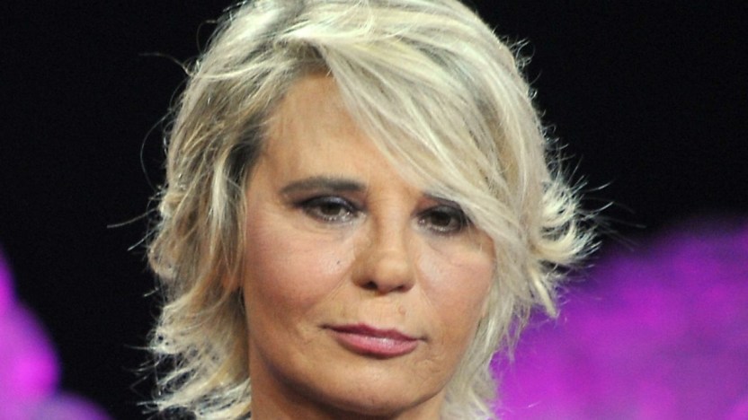 Maria De Filippi, mini abito e gambe scoperte: il colore fortunato per “C’è Posta per Te”