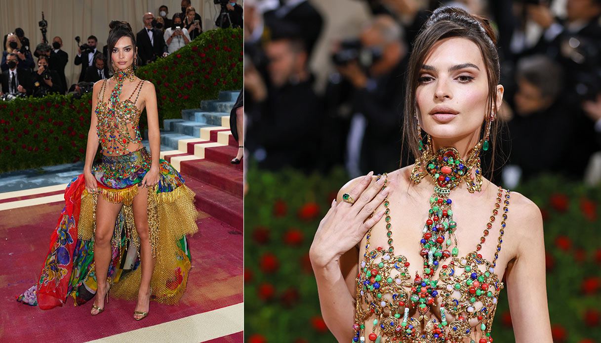 Emily Ratajkowski vestita Versace al Met Gala 2022