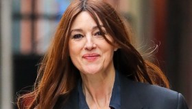 Monica Bellucci, il maxi blazer è la nuova giacca per tutte