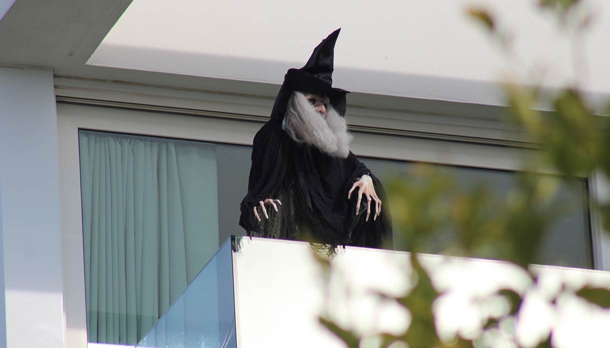 Shakira mette una strega sul balcone di casa