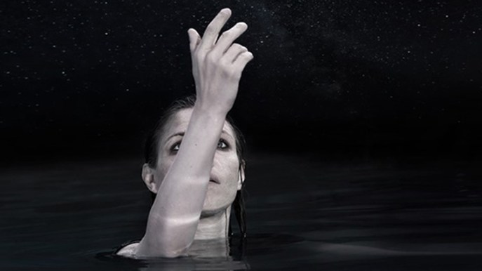 Loredana Errore: “Bisogna guardare alla luce oltre il buio. Sanremo 2023? Universale”